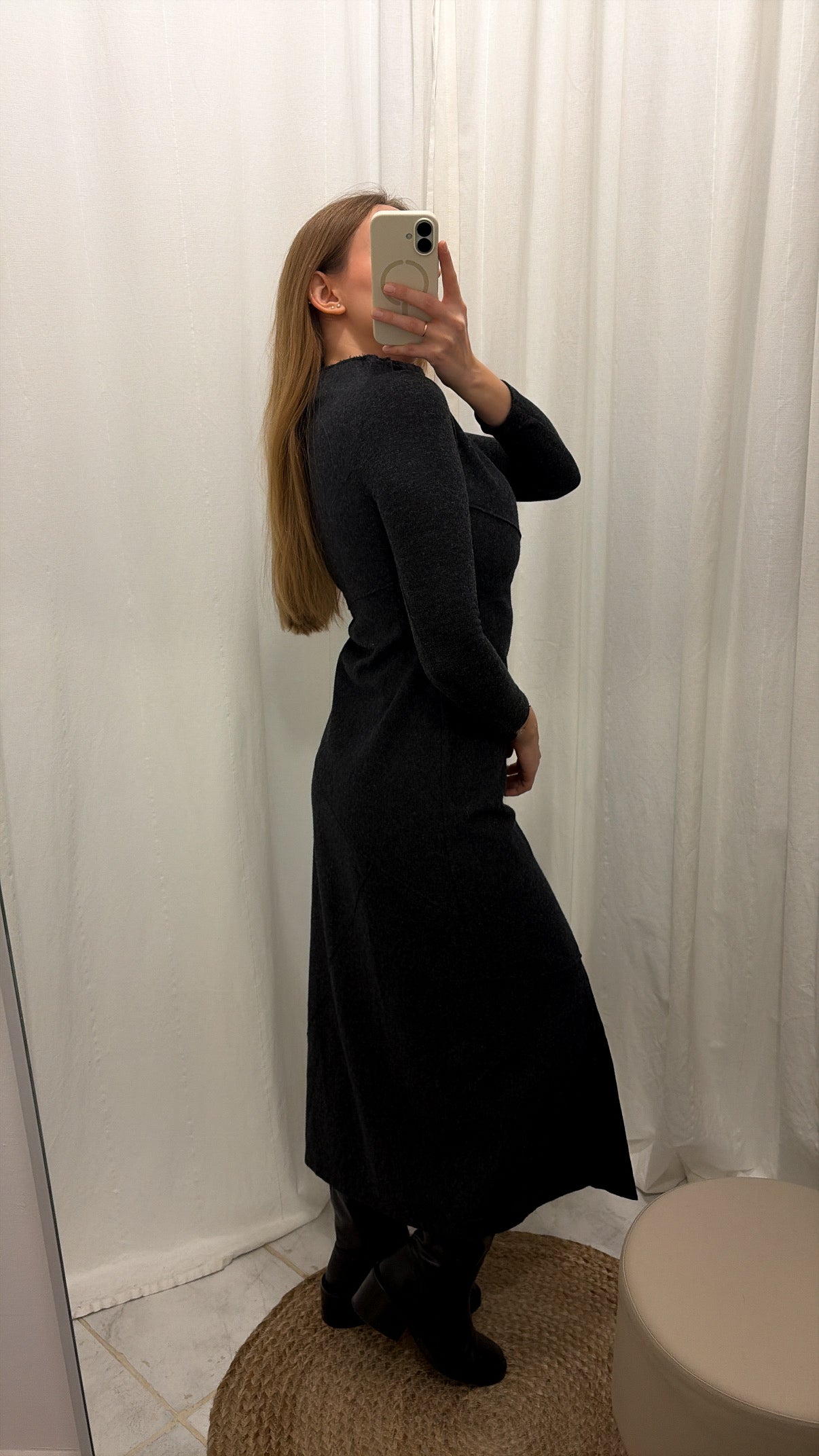 Wełniana sukienka maxi o wyrazistym designie