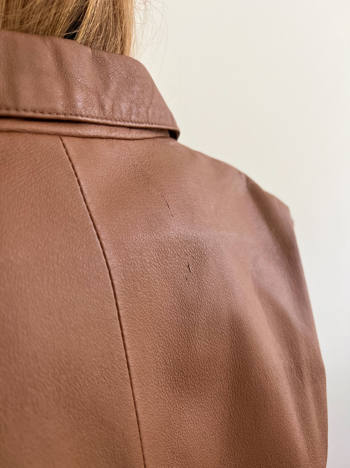 Skórzany płaszcz w ciepłym brązie | M