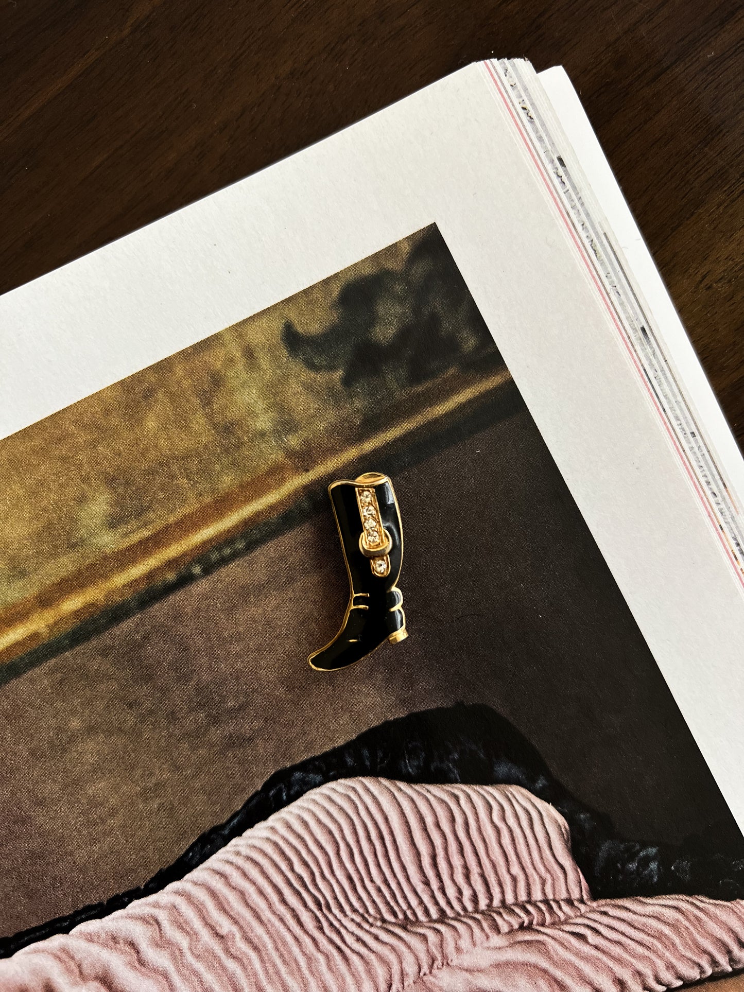 Mała broszka bucik z cyrkonią