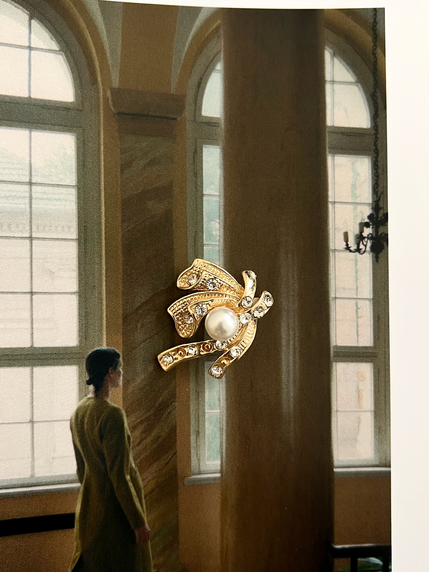 Broszka z perłą i kryształkami w stylu vintage | 00'