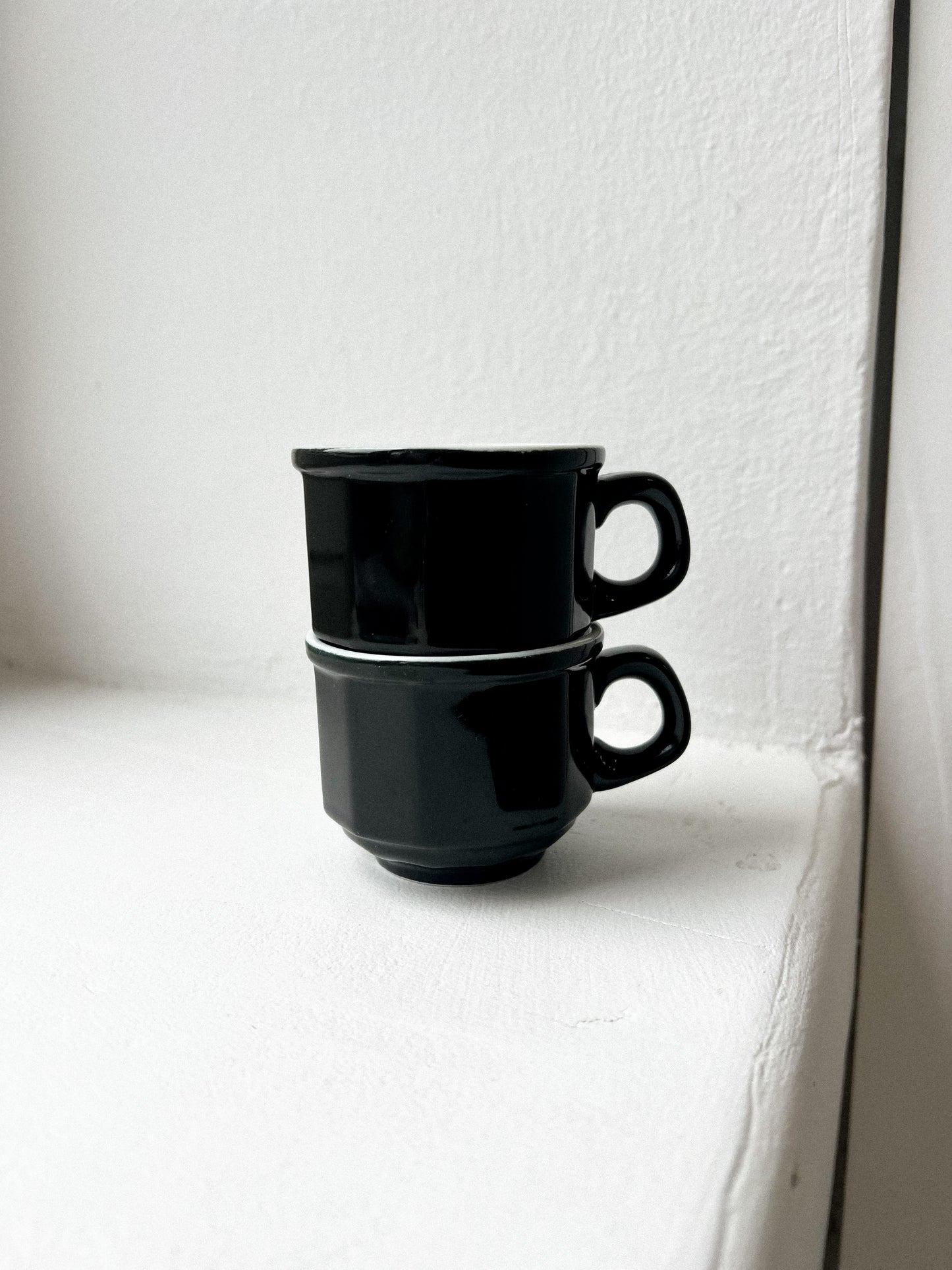 Zestaw dwóch czarnych minimalistycznych filiżanek