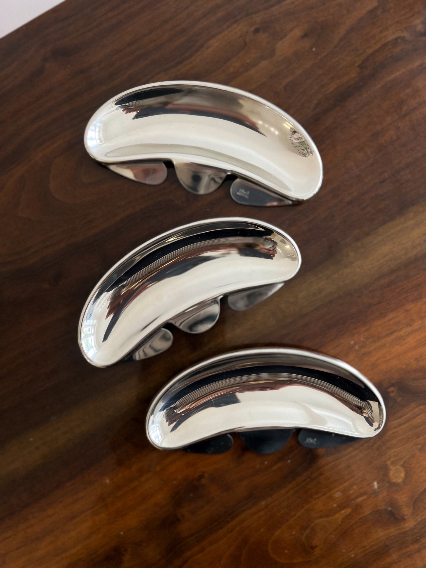 Komplet trzech stalowych klipsów do talerza marki Effepi