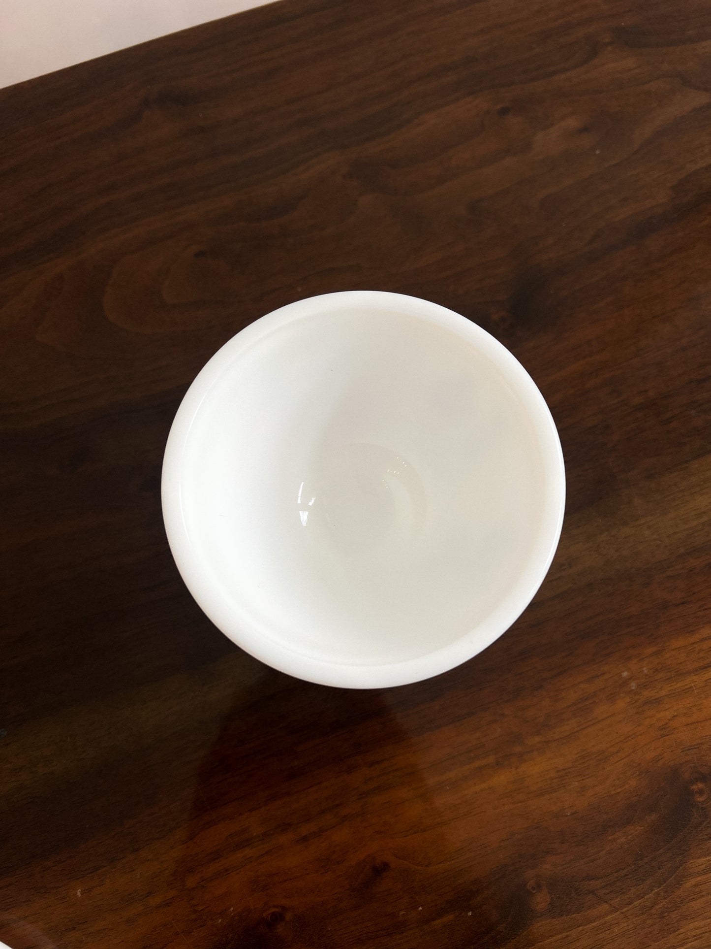 Eleganckie naczynie z mlecznobiałego szkła z pokrywką