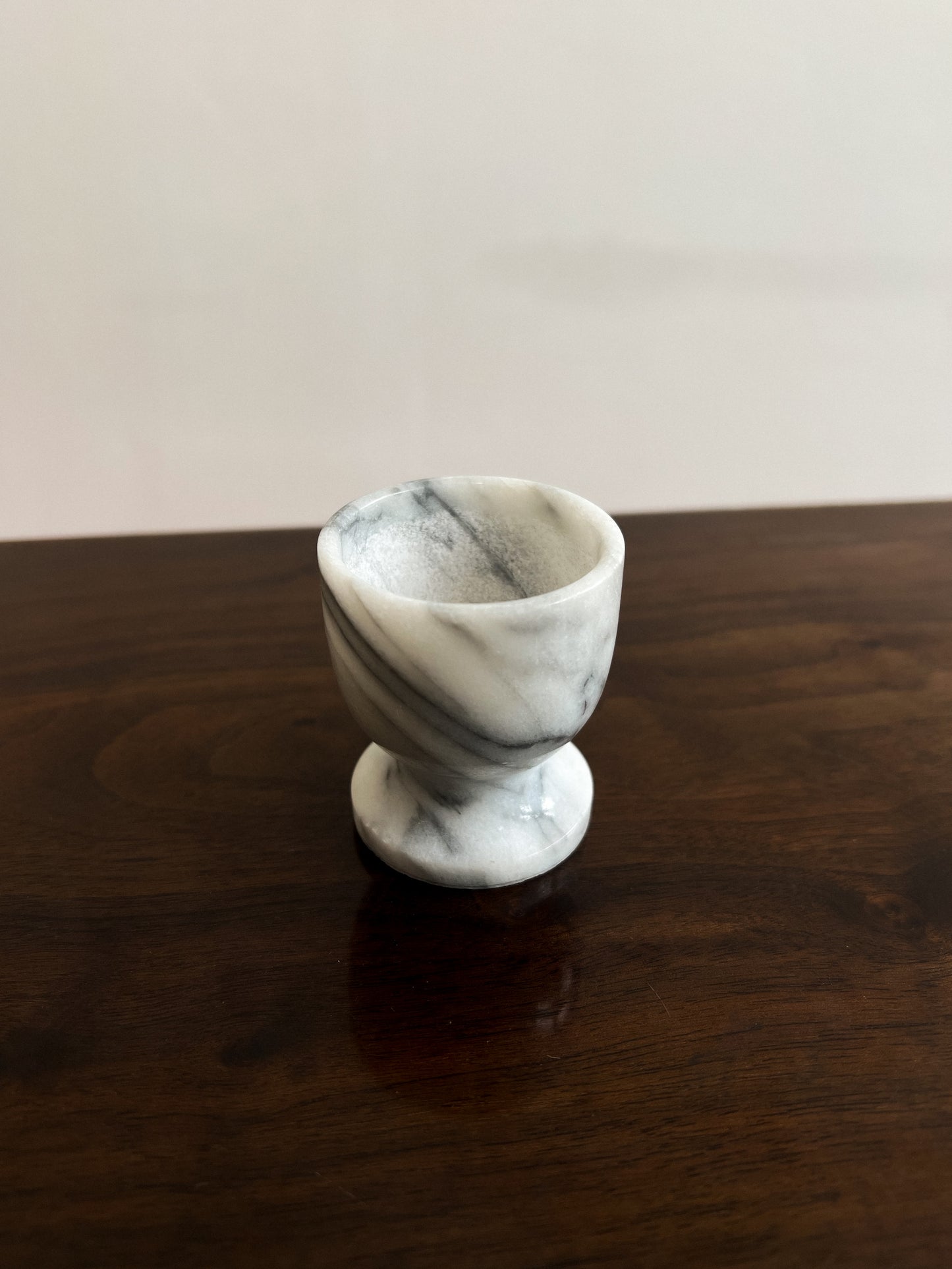 Marmurowy kieliszek na jajko