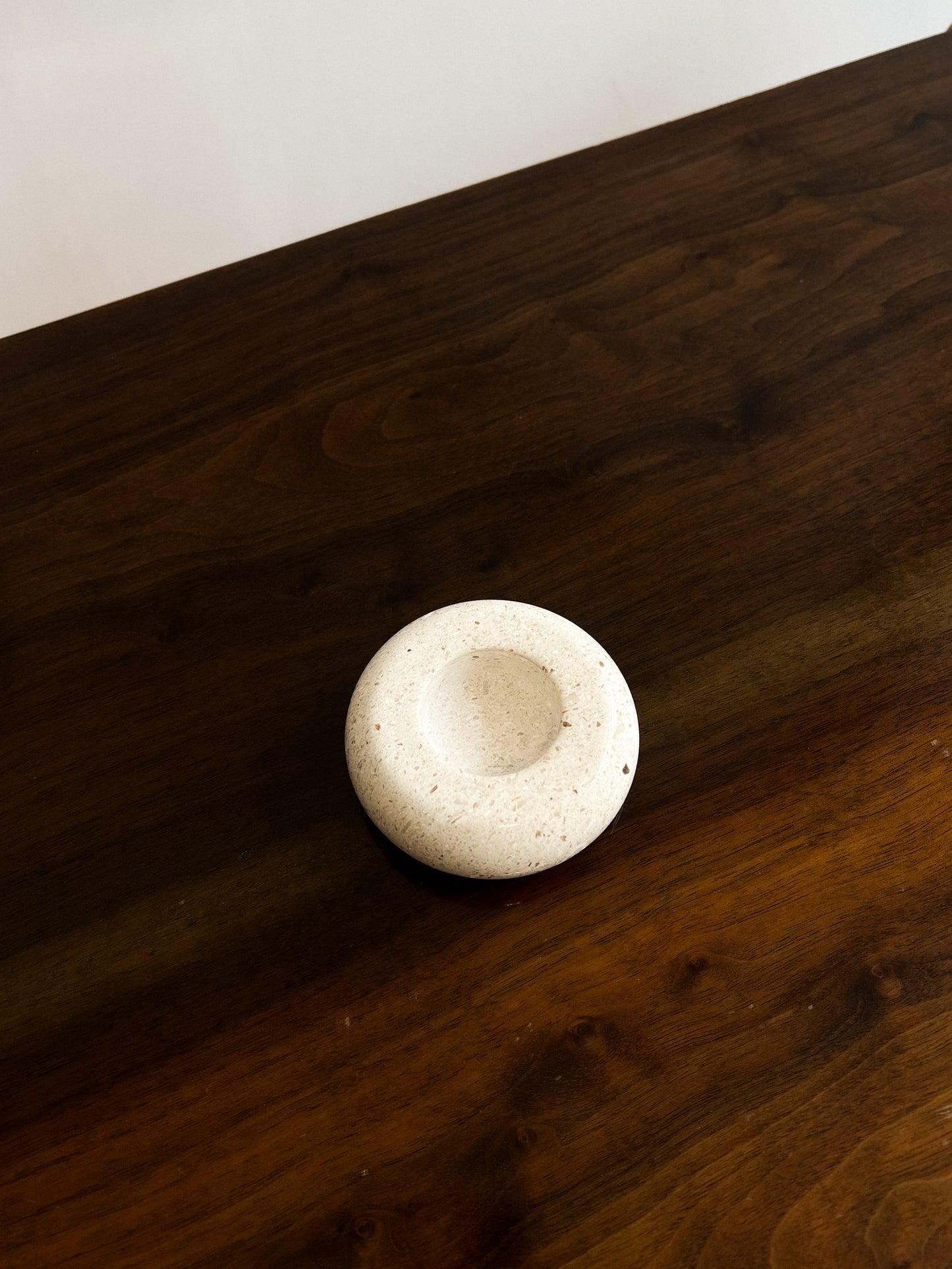 Świecznik wykonany z naturalnego kamienia