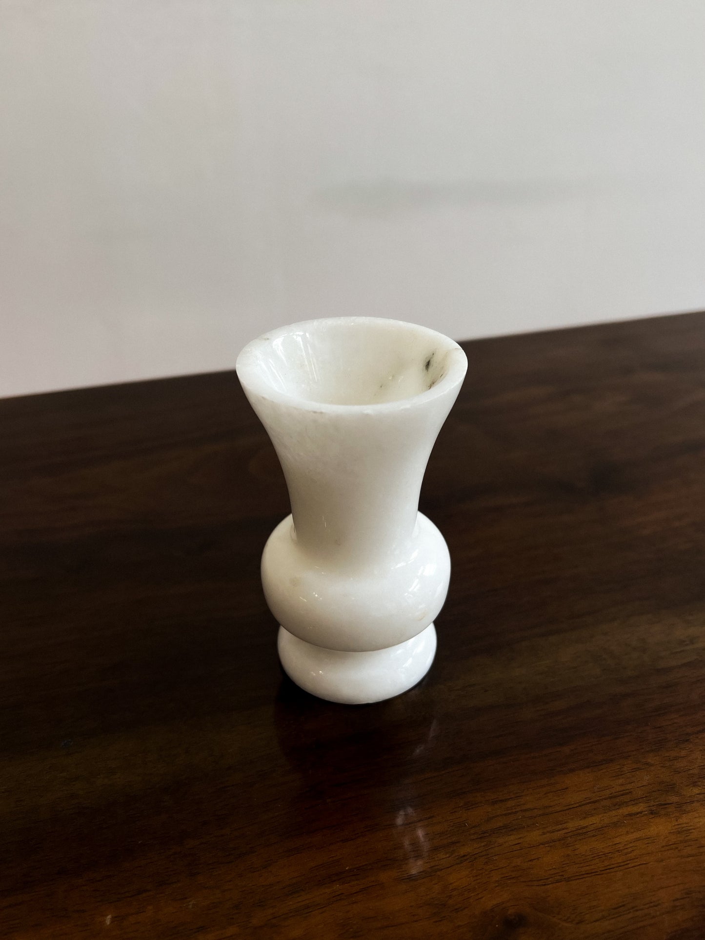 Mały wazon wykonany z naturalnego marmuru