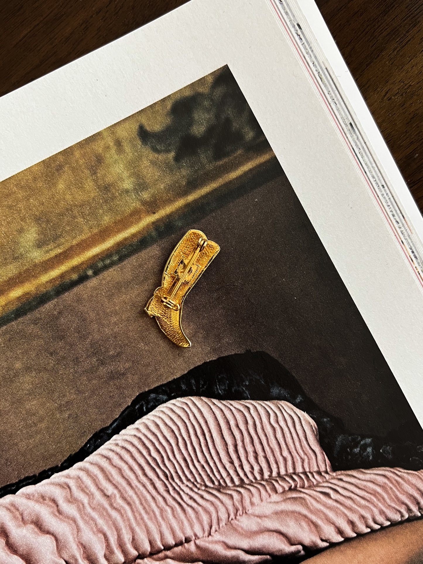 Mała broszka bucik z cyrkonią