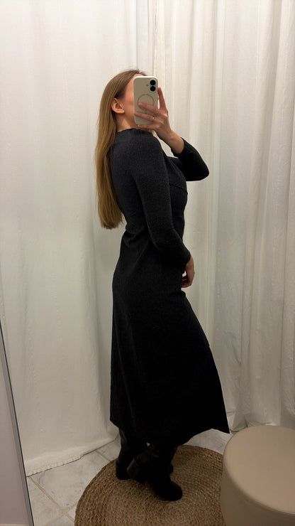 Wełniana sukienka maxi o wyrazistym designie