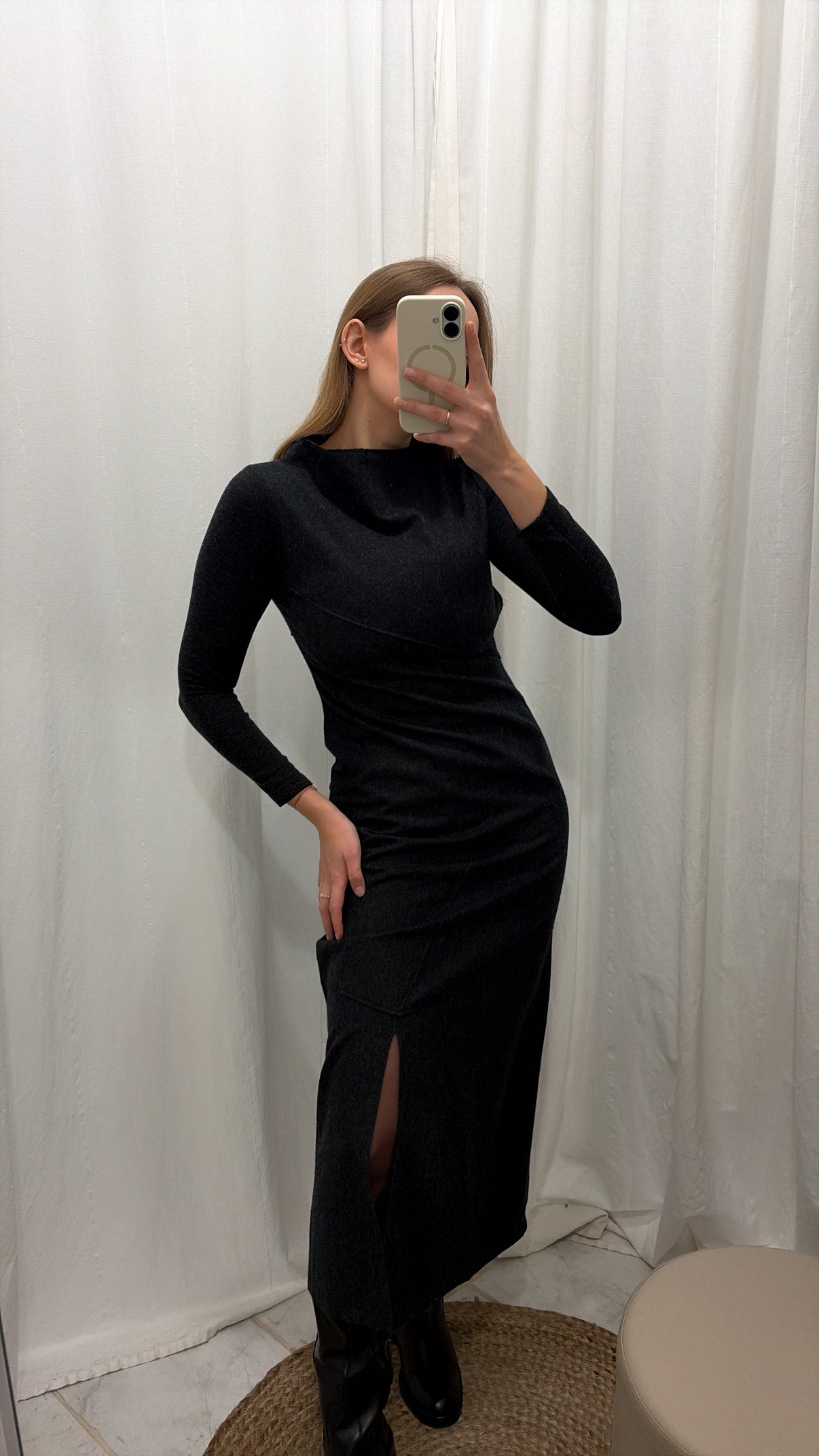 Wełniana sukienka maxi o wyrazistym designie