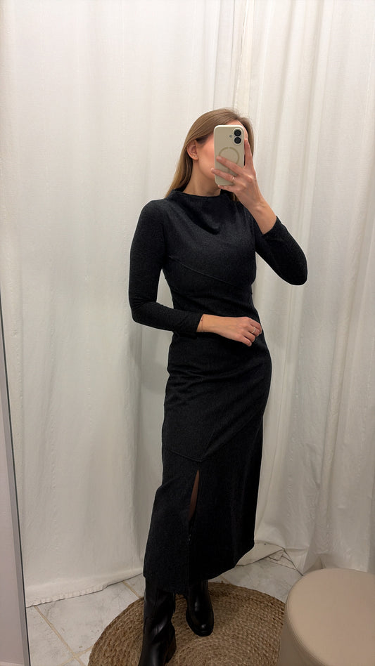 Wełniana sukienka maxi o wyrazistym designie