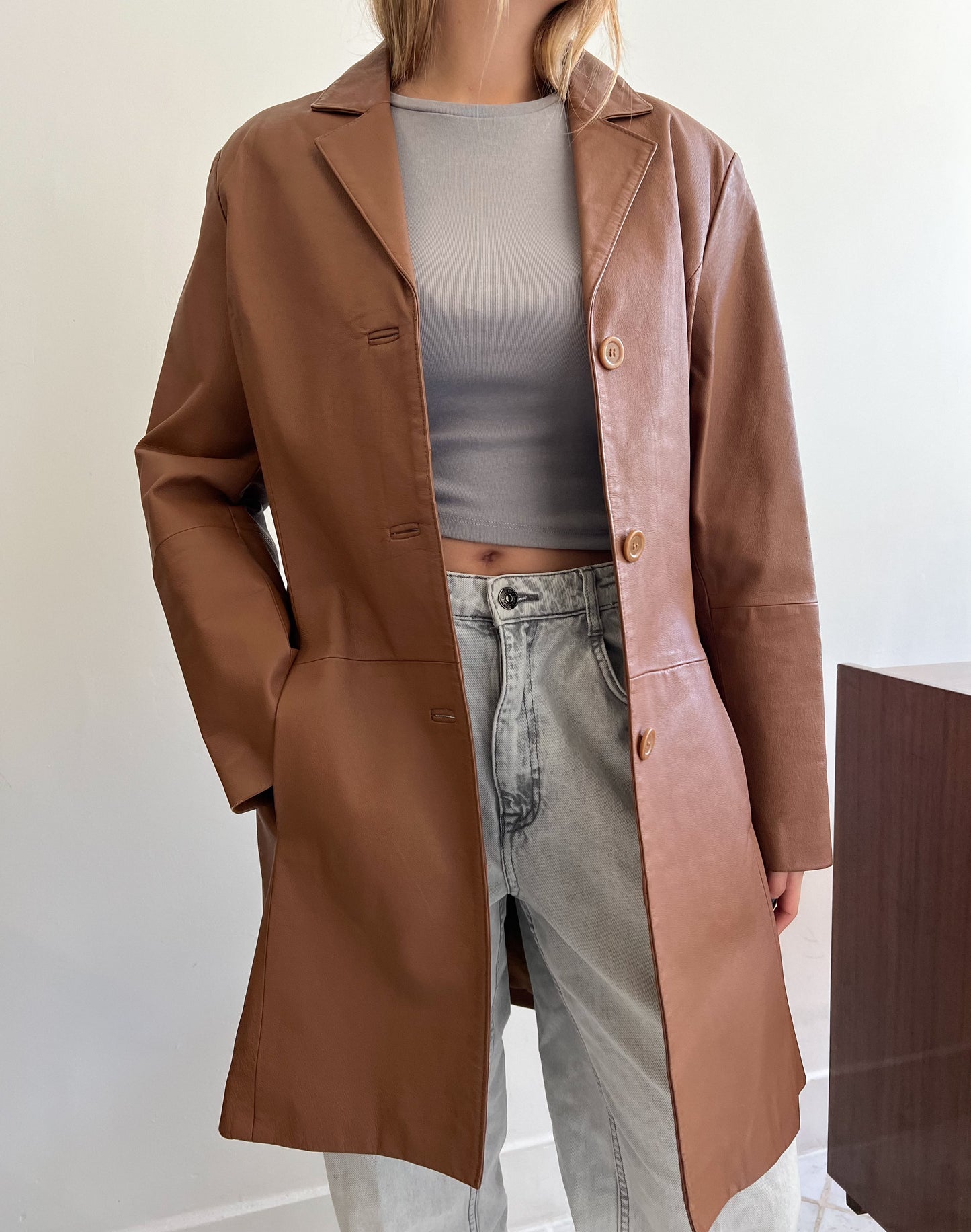 Skórzany płaszcz w ciepłym brązie | M