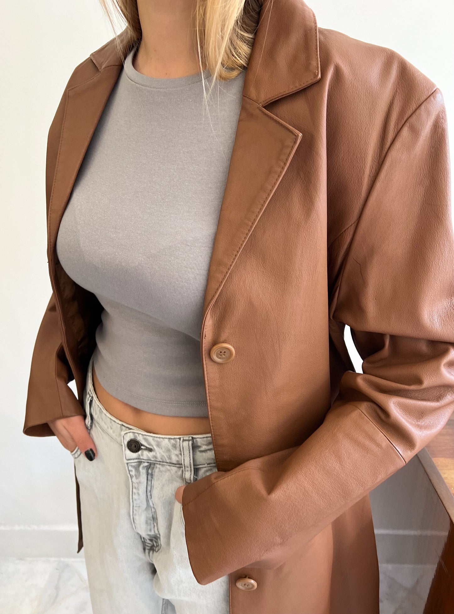 Skórzany płaszcz w ciepłym brązie | M