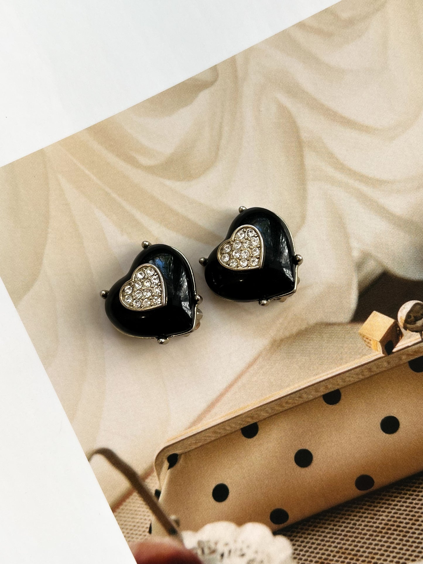 Klipsy serduszka z czarną żywicą i cyrkoniami | 90'00'
