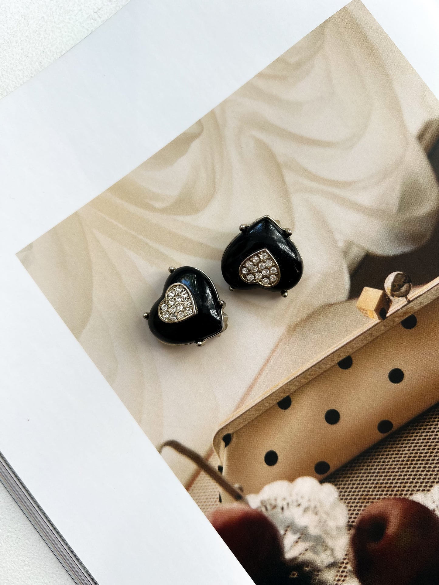 Klipsy serduszka z czarną żywicą i cyrkoniami | 90'00'