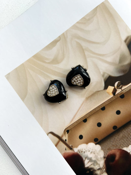 Klipsy serduszka z czarną żywicą i cyrkoniami | 90'00'