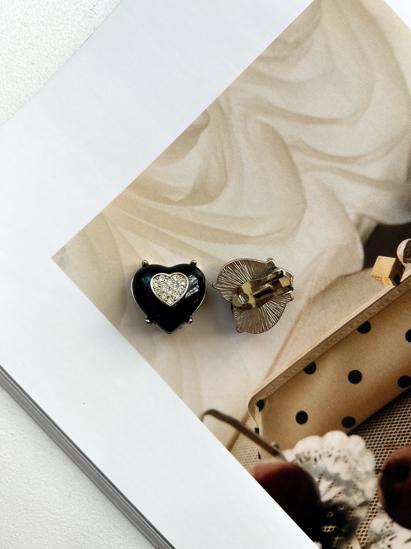 Klipsy serduszka z czarną żywicą i cyrkoniami | 90'00'