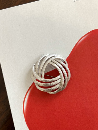 Srebrzysta broszka pleciony węzeł lata 70'\80'