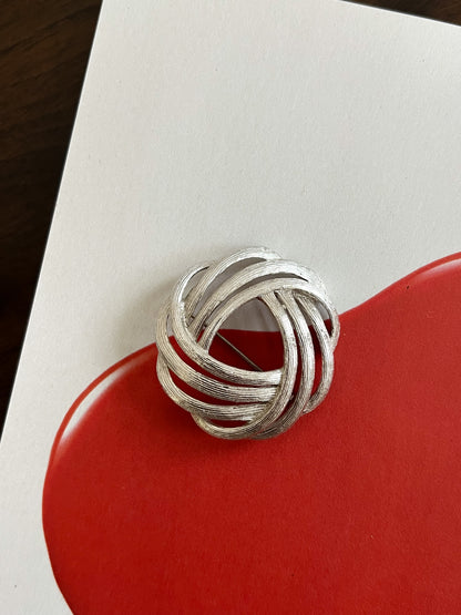 Srebrzysta broszka pleciony węzeł lata 70'\80'