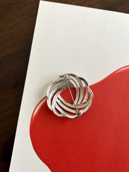 Srebrzysta broszka pleciony węzeł lata 70'\80'