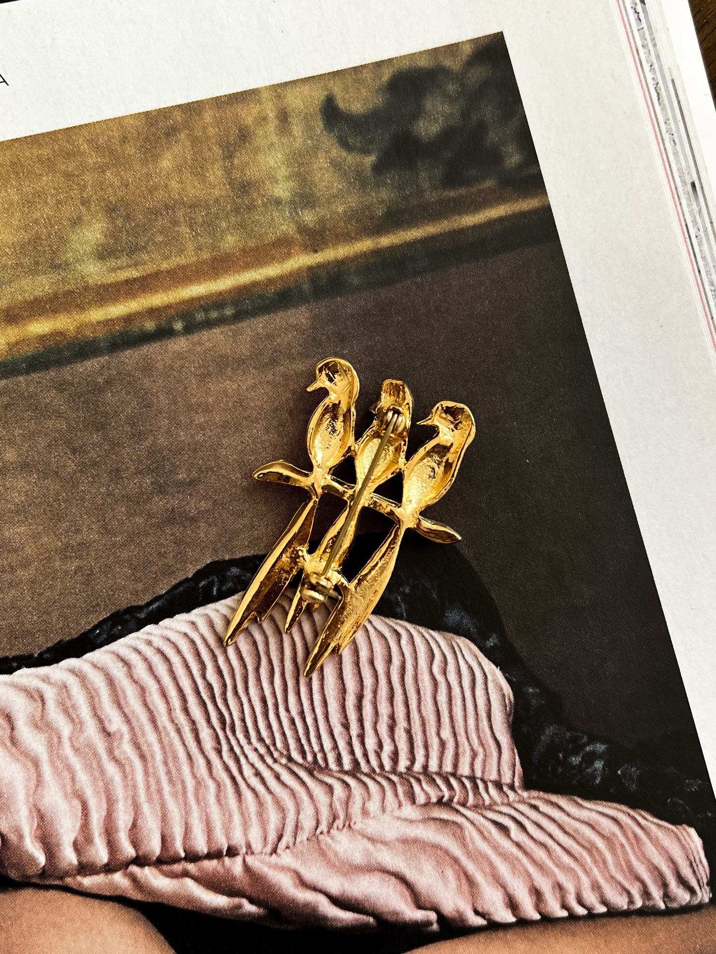 Złota broszka trzy stylizowane ptaki styl lat 60'/70'