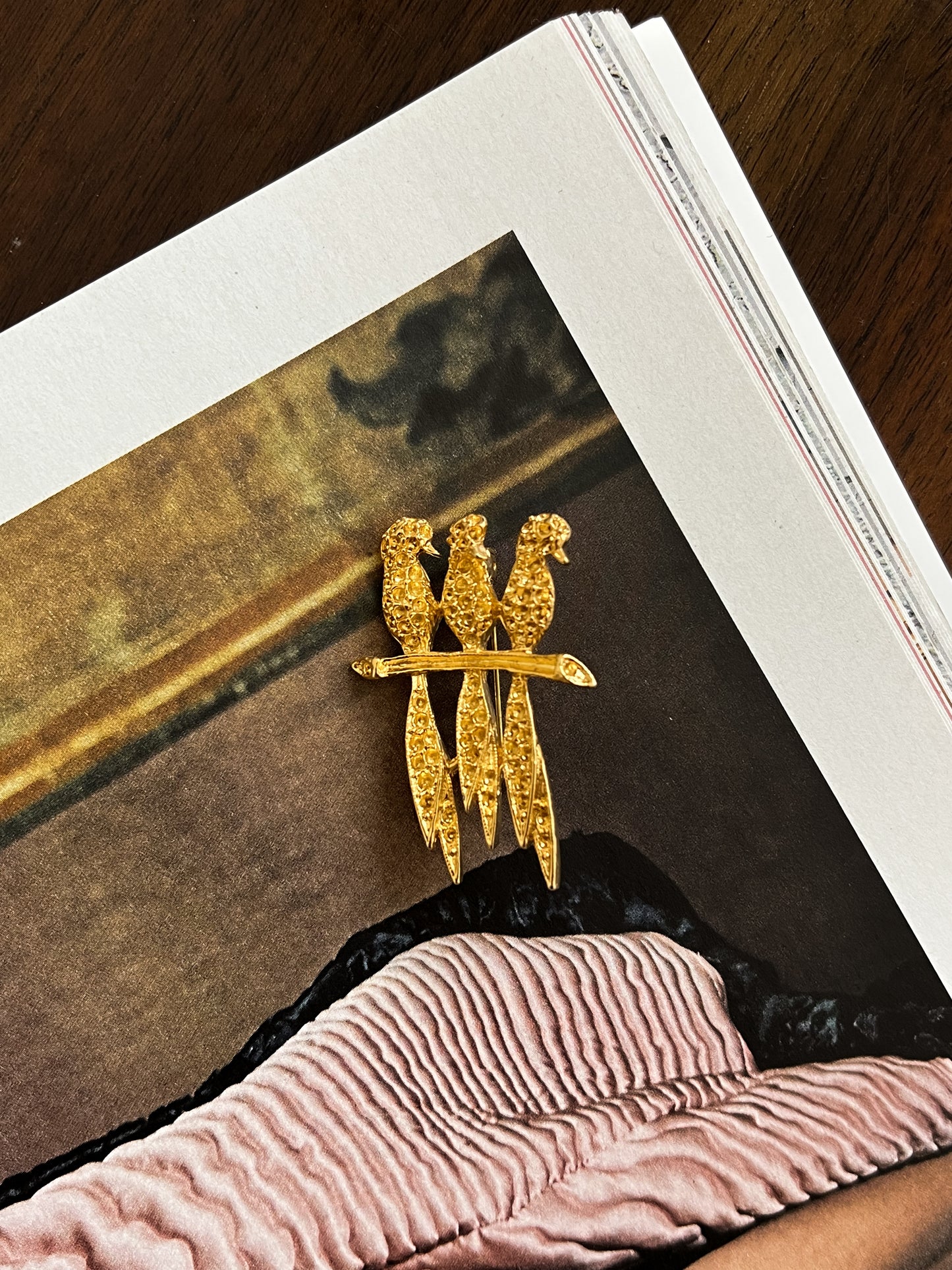 Złota broszka trzy stylizowane ptaki styl lat 60'/70'