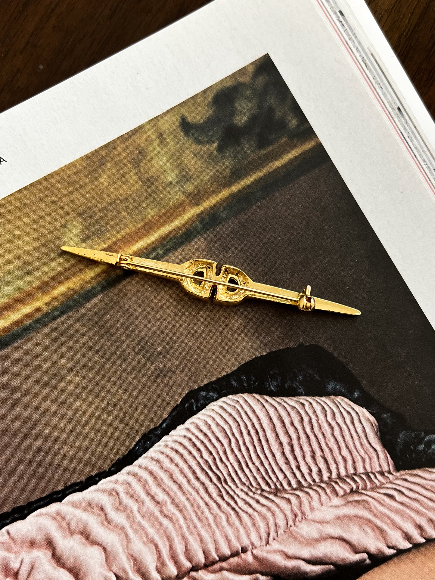 Smukła złota broszka z kryształkam