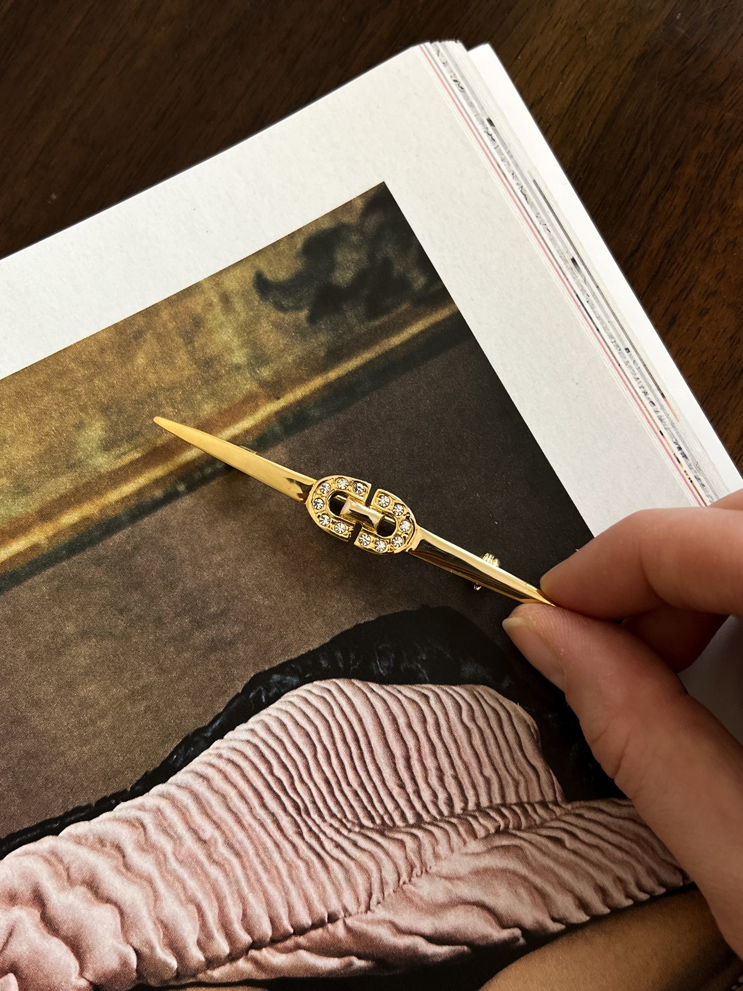 Smukła złota broszka z kryształkam