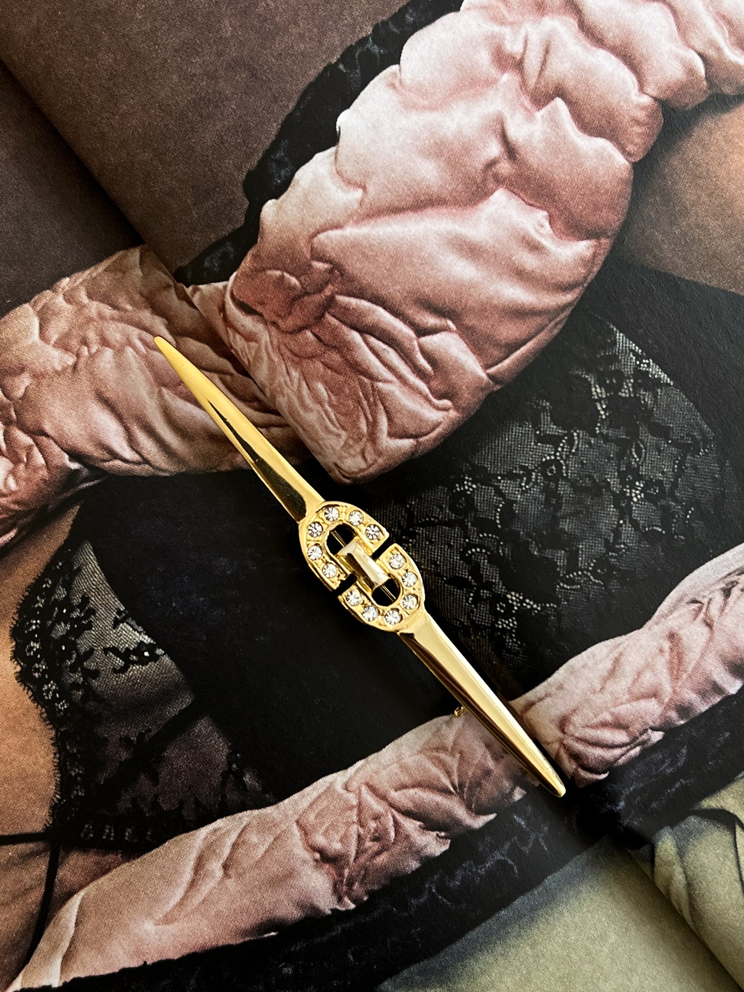 Smukła złota broszka z kryształkam