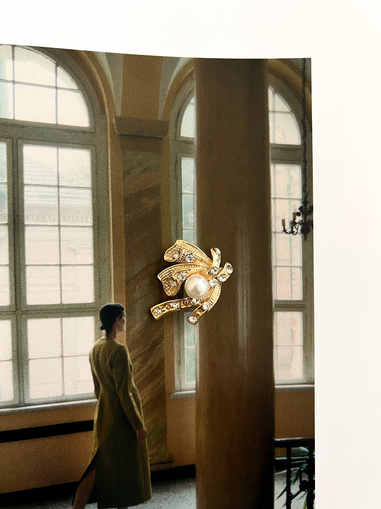 Broszka z perłą i kryształkami w stylu vintage | 00'