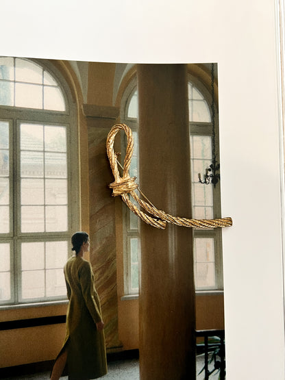 Złota broszka w formie supełka | 90' 00'