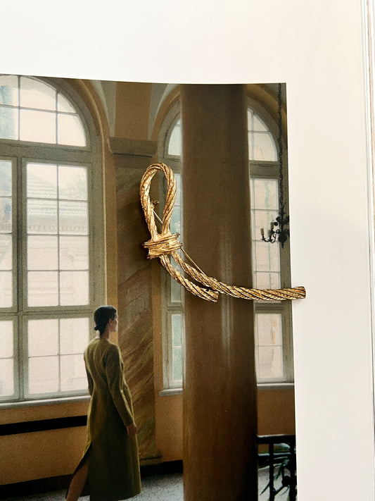 Złota broszka w formie supełka | 90' 00'