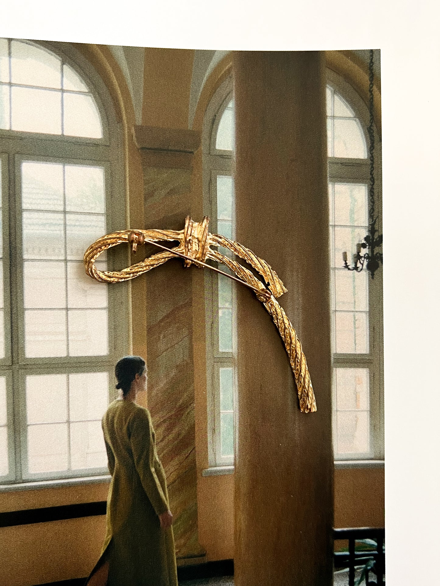 Złota broszka w formie supełka | 90' 00'