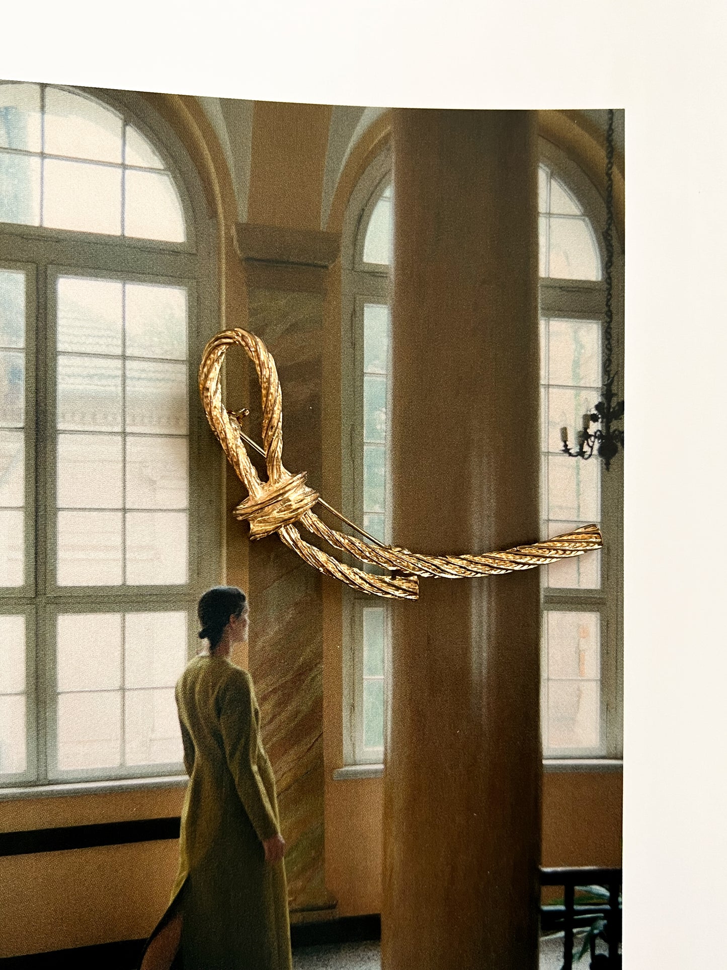 Złota broszka w formie supełka | 90' 00'