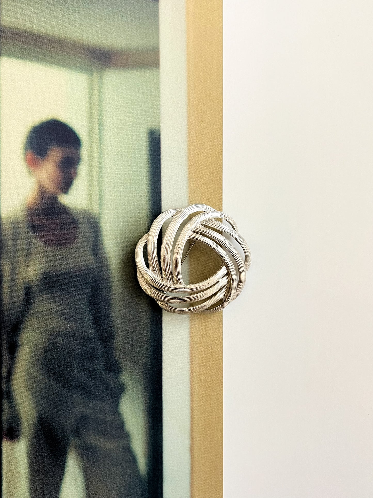 Srebrzysta broszka pleciony węzeł lata 70'\80'