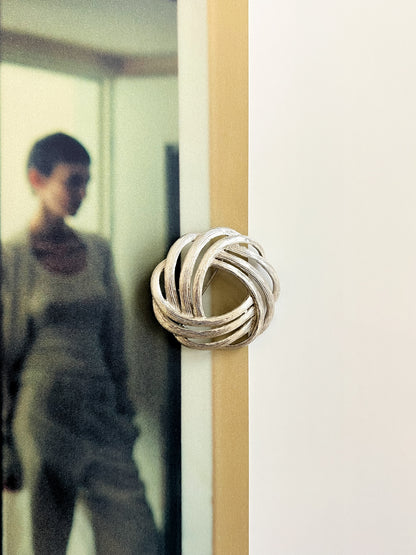 Srebrzysta broszka pleciony węzeł lata 70'\80'