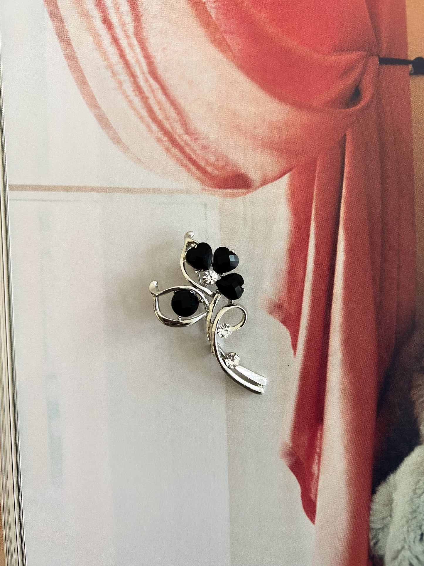 Srebrzysta broszka z czarnymi kamieniami i cyrkonią | 00'