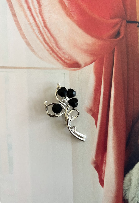Srebrzysta broszka z czarnymi kamieniami i cyrkonią | 00'