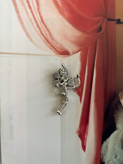 Srebrzysta broszka z czarnymi kamieniami i cyrkonią | 00'