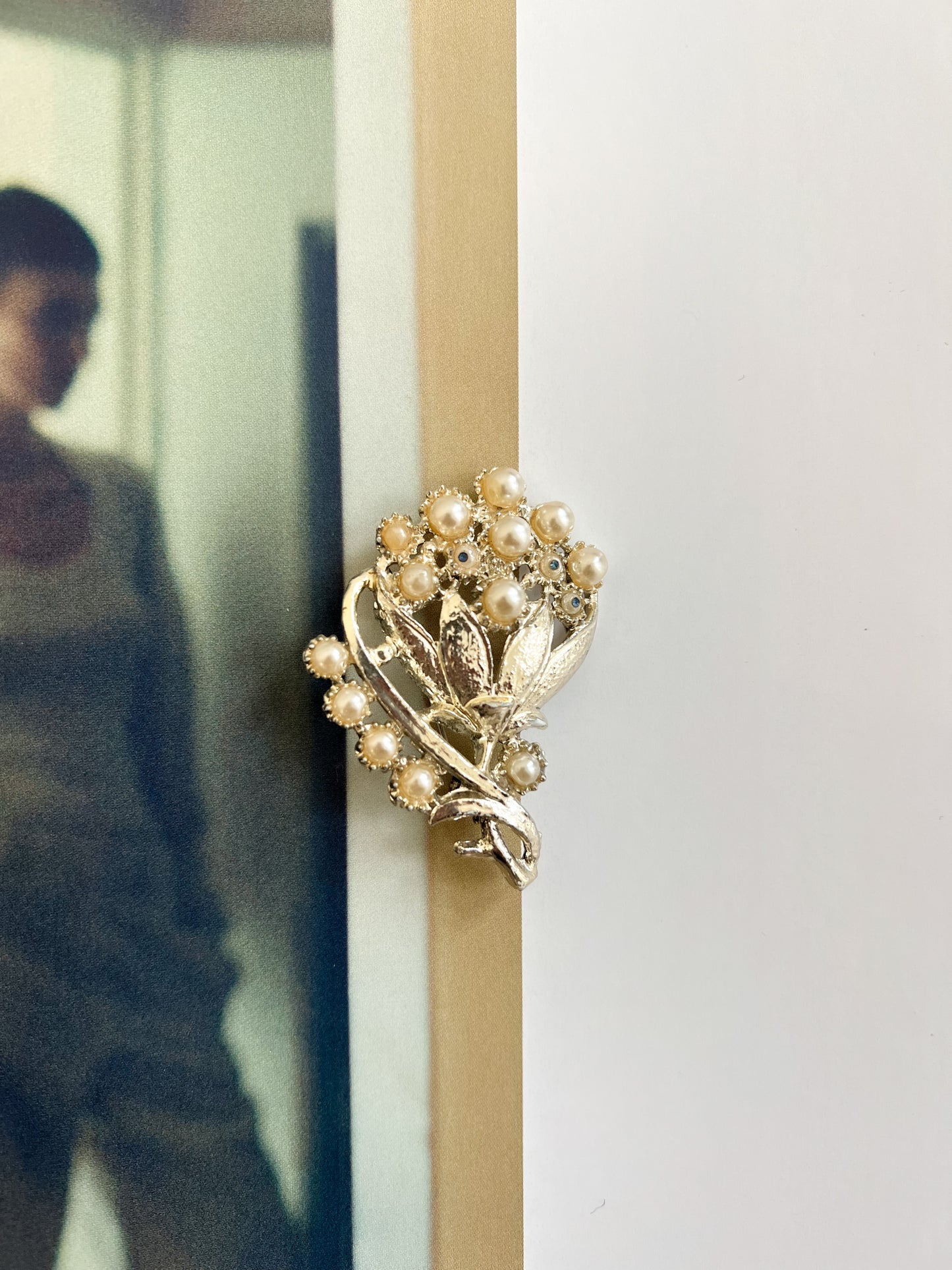 Perłowa broszka w formie bukietu z niebieskimi cyrkoniami | 90'/00'