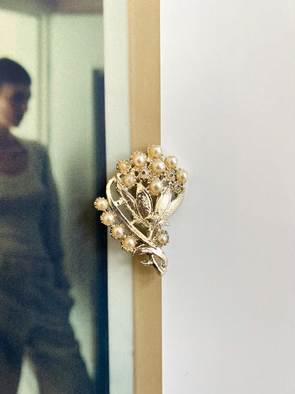 Perłowa broszka w formie bukietu z niebieskimi cyrkoniami | 90'/00'