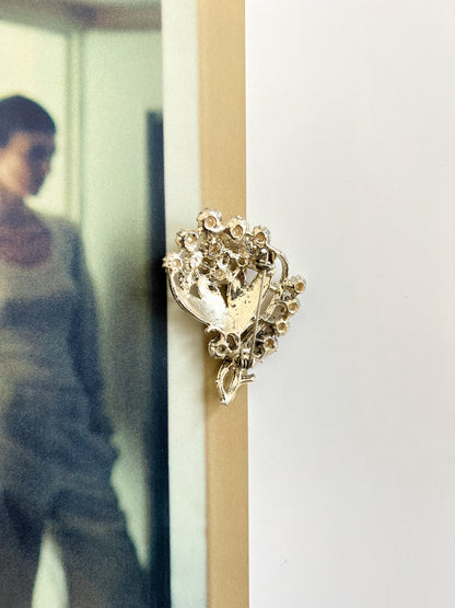 Perłowa broszka w formie bukietu z niebieskimi cyrkoniami | 90'/00'