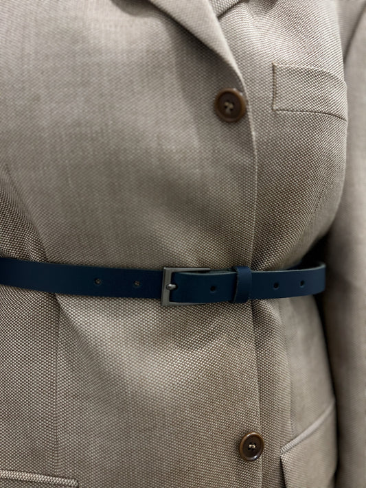 Pasek z granatowym wykończeniem | skóra naturalna | medium