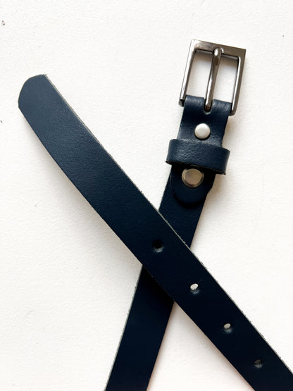 Pasek z granatowym wykończeniem | skóra naturalna | medium