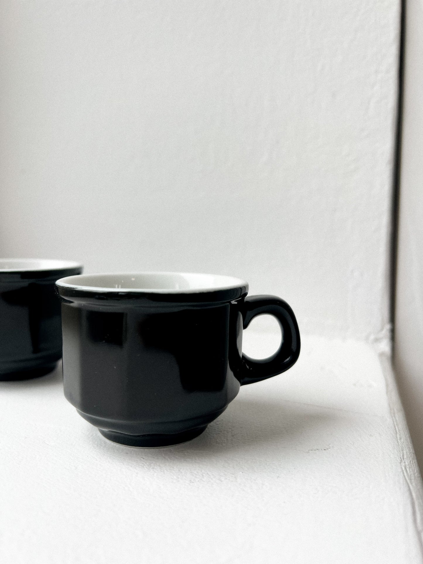 Zestaw dwóch czarnych minimalistycznych filiżanek