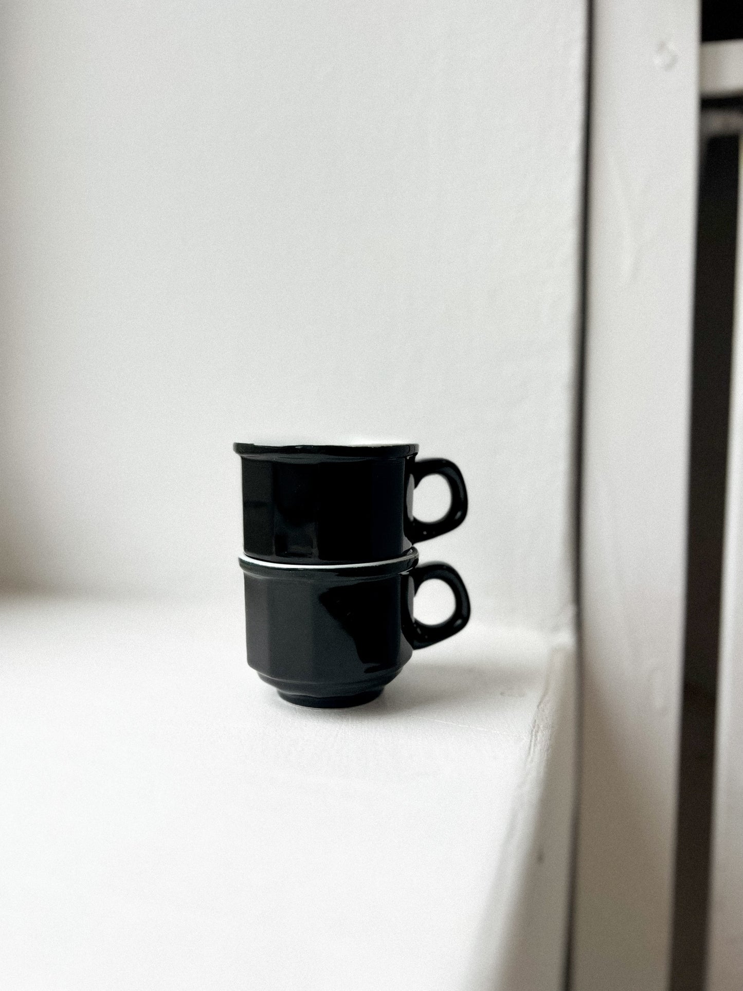 Zestaw dwóch czarnych minimalistycznych filiżanek