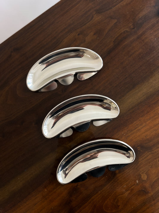 Komplet trzech stalowych klipsów do talerza marki Effepi