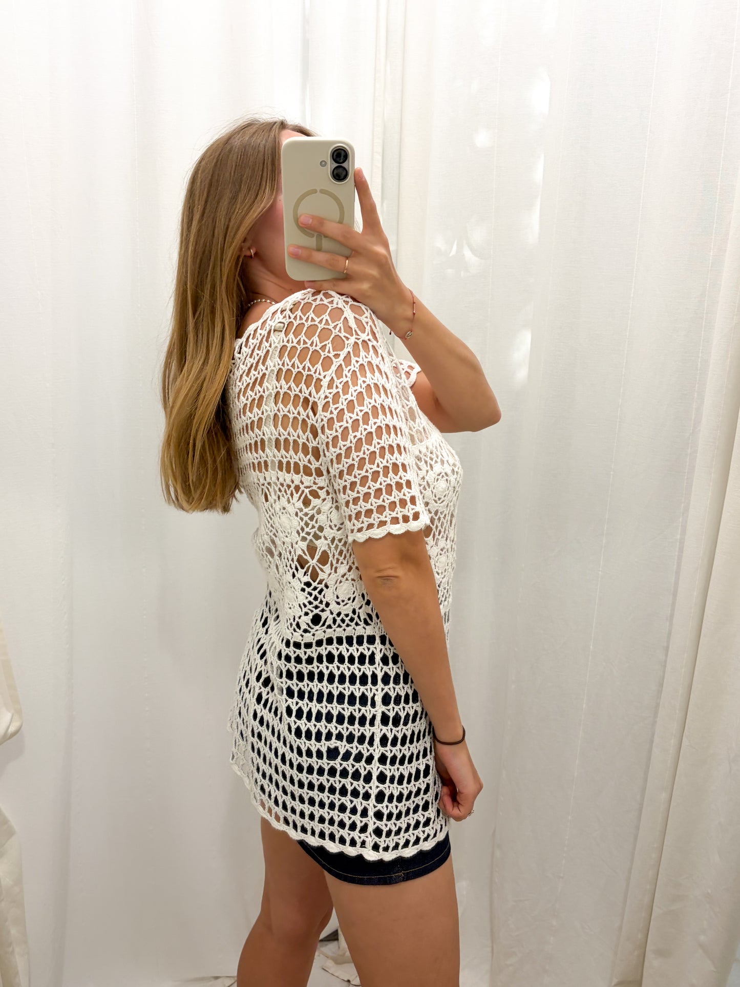 Ażurowa narzutka z perłowymi guzikami M-XL