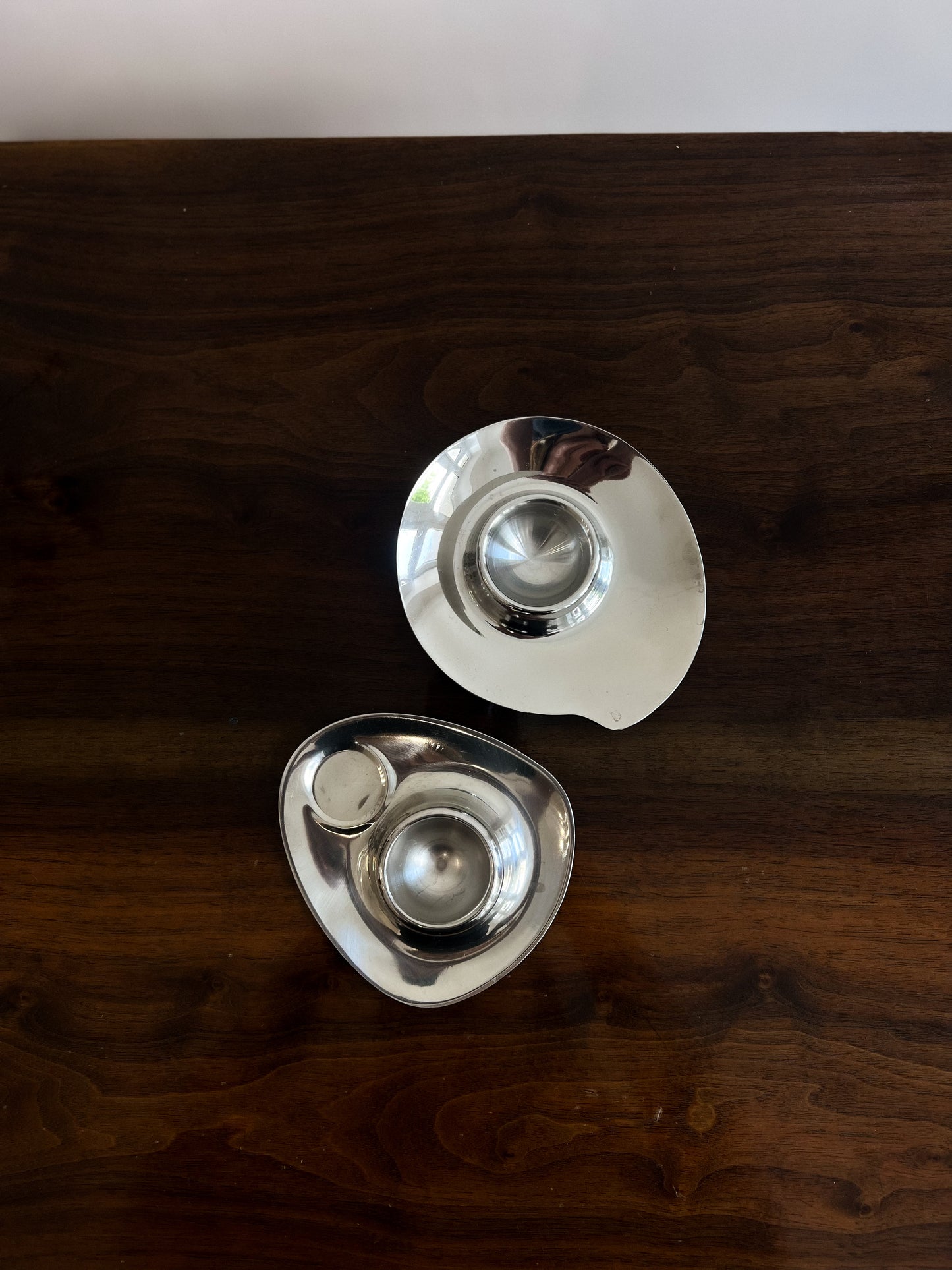 Lekka, aluminiowa podstawka na jajko w stylu modernistycznym