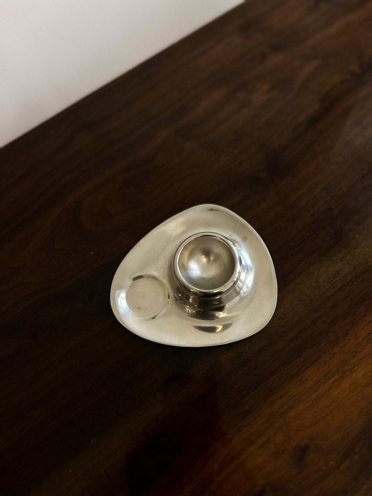 Lekka, aluminiowa podstawka na jajko w stylu modernistycznym