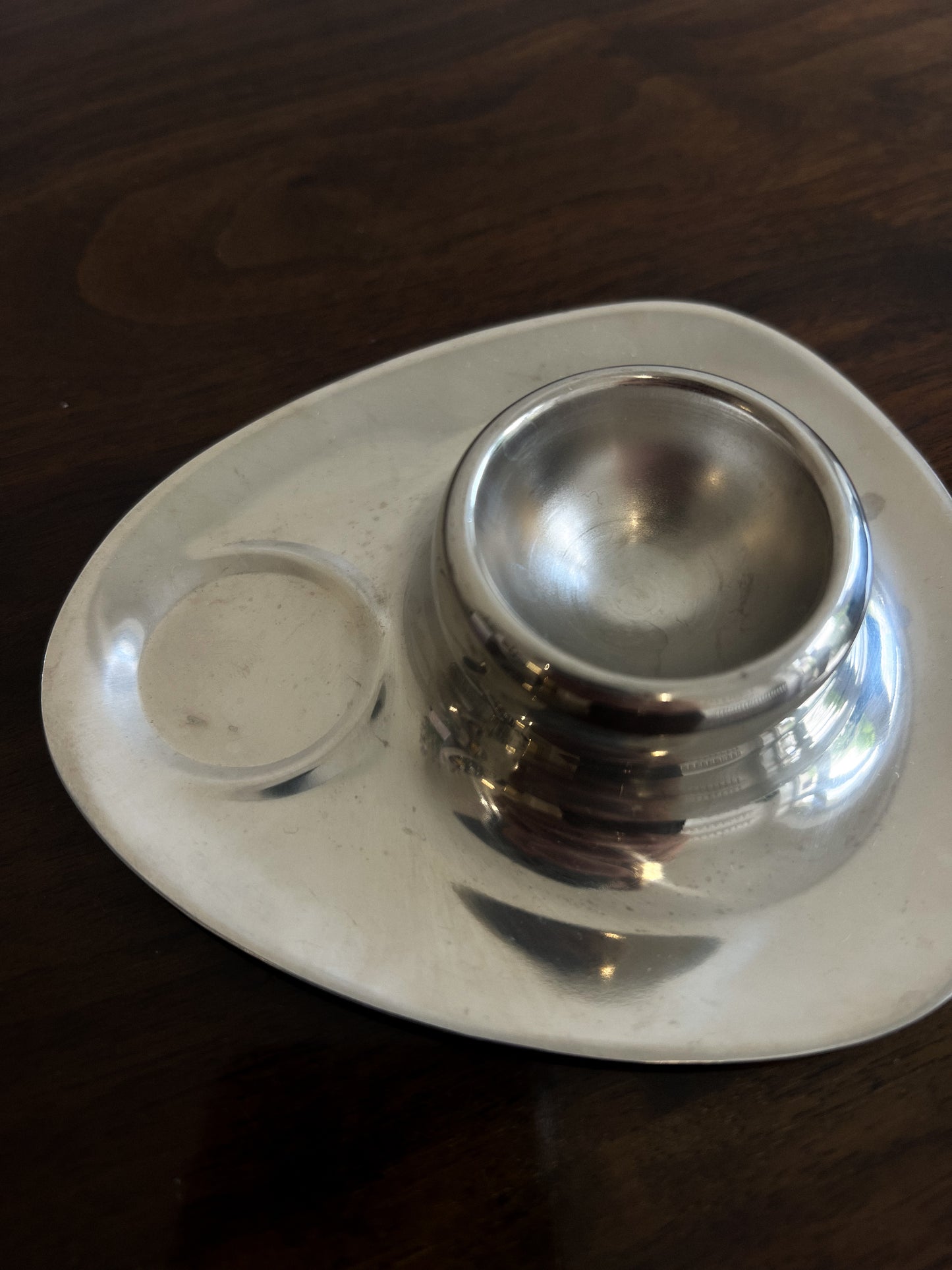 Lekka, aluminiowa podstawka na jajko w stylu modernistycznym